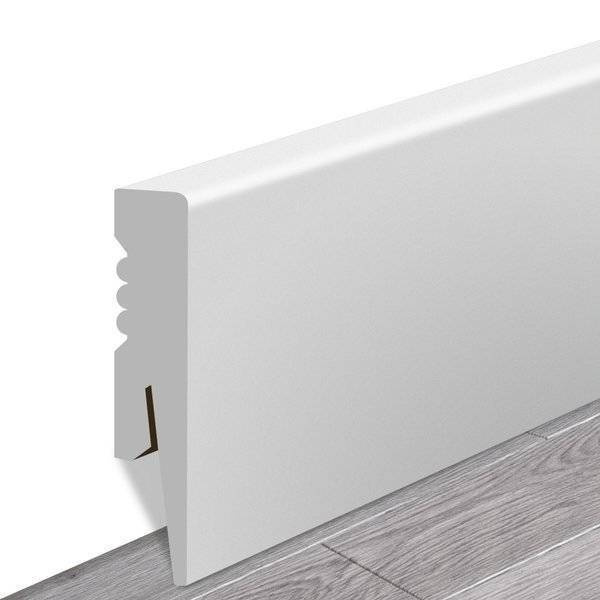 Univerzálny biely ukončovací prvok soklovej lišty
