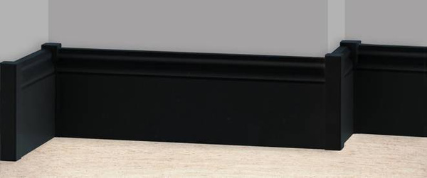 Čierny roh pre soklovú lištu. Výška 10,5 cm