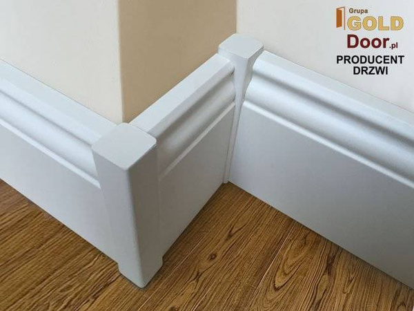 Rohová lišta pre soklovú lištu. Výška 10,5 cm