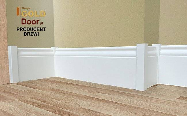 Rohová lišta pre soklovú lištu. Výška 10,5 cm