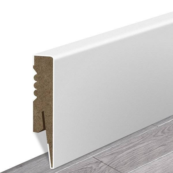 Univerzálny biely ukončovací prvok soklovej lišty